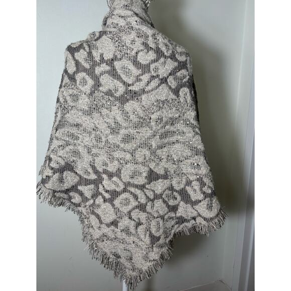 Altar'd State Off White and Gray Print Fringe Shawl Sz OS - Picture 2 of 2